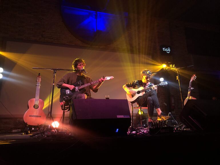 La nave de Adrián y Tomás, compuesta por guitarras, micrófonos y pedales. Así hicieron magia.