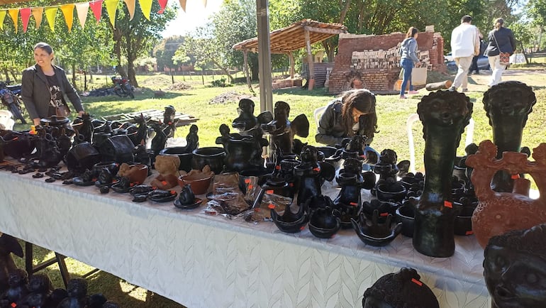 Una gran variedad de artesanía en cerámica se puede apreciar en la expoferia del Kambuchi Rape.