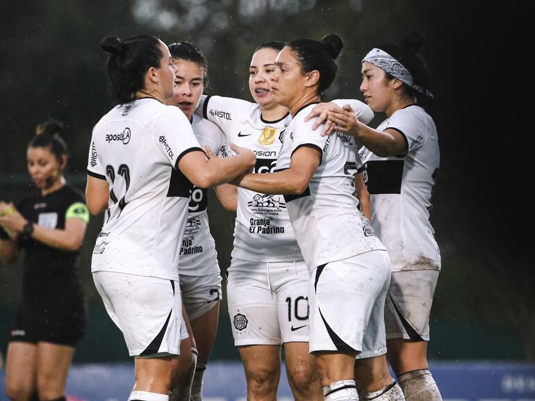 Las jugadores de Olimpia festejan un gol en el partido contra Nacional/Humaitá por el torneo Clausura 2023 del Fútbol Femenino.