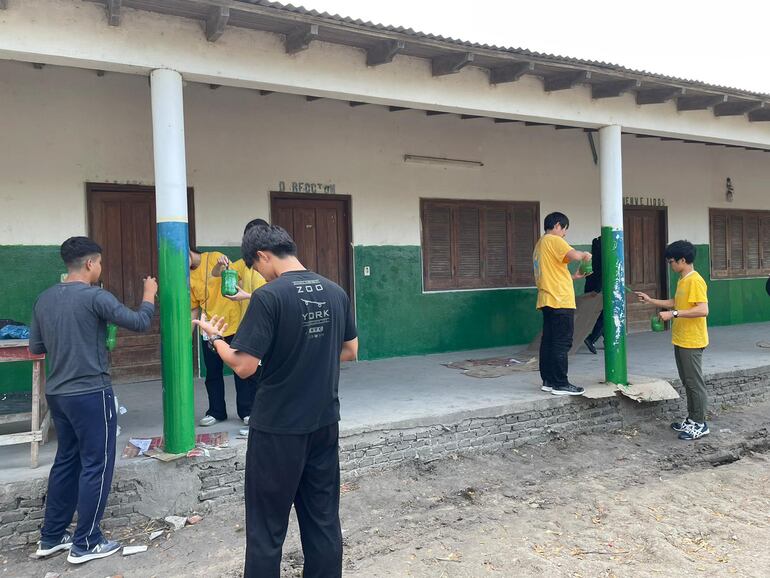 Parte del servicio social fue integrarse a la comunidad y hacer una obra, en este caso, pintar una escuela.