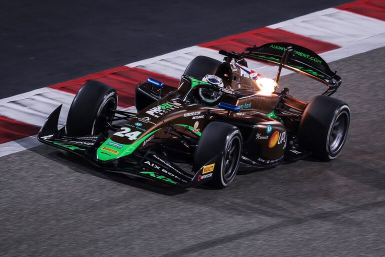 El PHM AIX Racing del piloto paraguayo Joshua Racing en los entrenamientos de pretemporada de la Fórmula 2 de la FIA en el Circuito Internacional de Baréin, en Sakhir, Baréin.