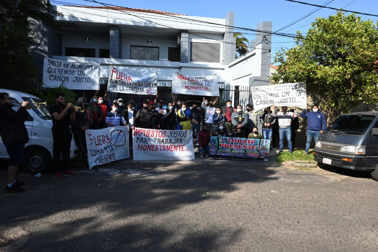 Explotadores de tragamonedas se manifestaron varias veces frente a la sede de Conajzar, en los últimos meses. Piden nuliad del contrato con iCrop SA.