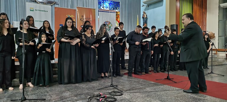 El coro polifónico del Conservatorio de Músicas Ha Che Valle de la capital de Misiones.