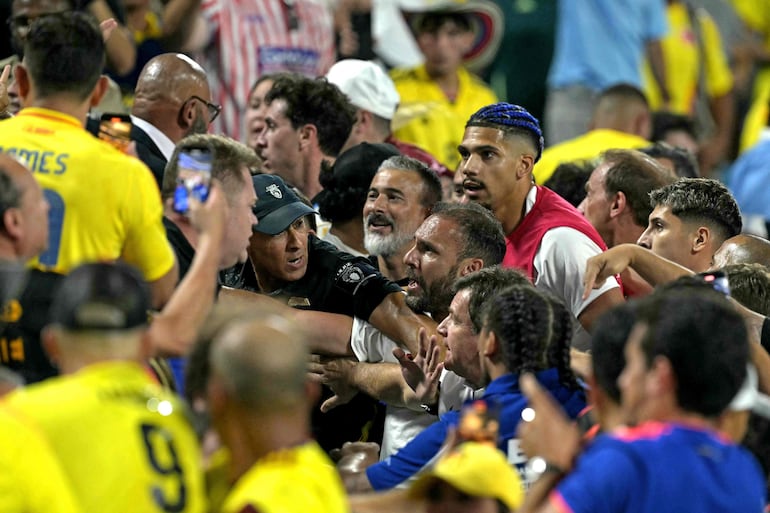 Hinchas de Colombia y jugadores de Uruguay a golpes de puño en las gradas del Bank of America Stadium, en Charlotte, North Caroline, Estados Unidos.