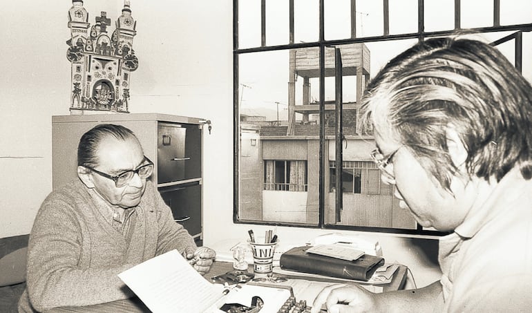 El padre Gustavo Gutiérrez en su oficina del Instituto Bartolomé de las Casas, en Lima