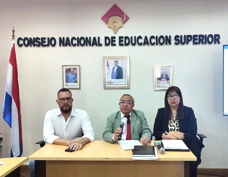 Integrantes de nueva mesa directiva del Cones, presidida por Clarito Rojas, rector de la Universidad Nacional de Concepción. Vicepresidenta es rectora de la UNA, Zully Vera y el secretario general (izquierda) es Sergio Duarte, rector de la Universidad Americana.