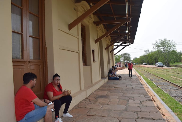 Los visitantes recorrieron la ex estación del tren y también conocieron los encantos naturales de Paraguarí.