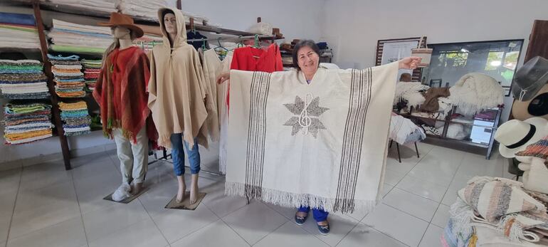 El tradicional poncho hecha de la de manera artesanal, con el logo del Festival Ovecha Rague Música y Artesanía.