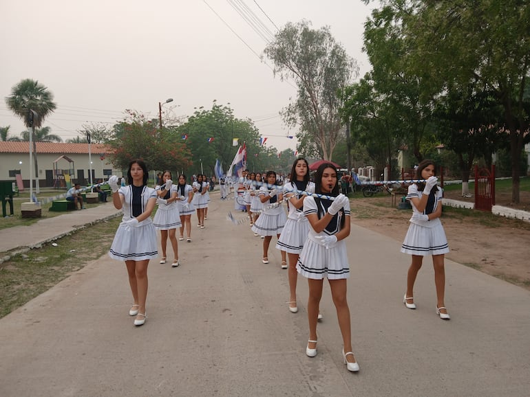 Alumnas del Colegio Ángel Muzzolón presentes en el desfile en honor a la comunidad.