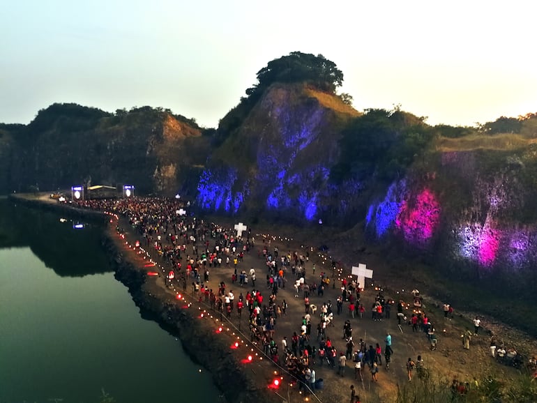 La excantera del Cerro Ñemby durante las celebraciones religiosas de la Semana Santa.