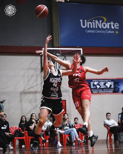 Johana Ghiringhelli (i) y Sofía Villasboa pelean por la posesión del balón, en el partido que las Queens se impusieron en su visita a Félix Pérez.