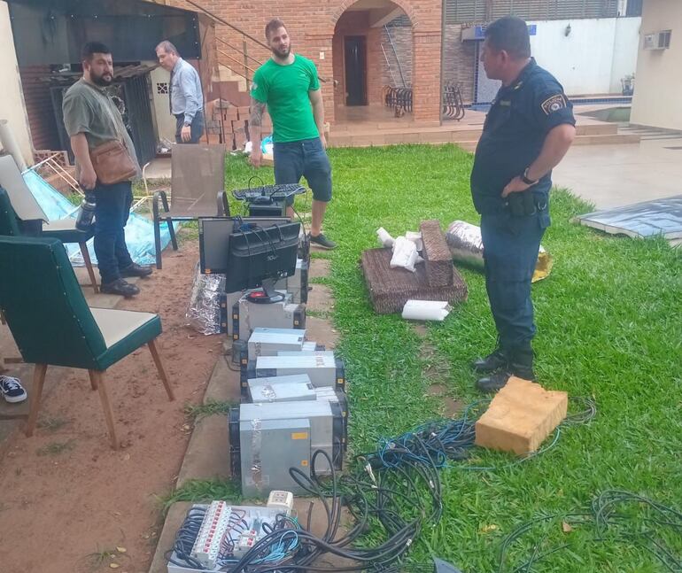 Las máquinas incautadas por los intervinientes durante el allanamiento.