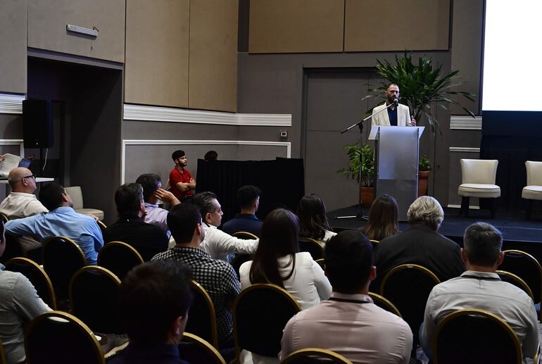 Durante el congreso en la que el arquitecto César Aquilano, jefe de Desarrollo de Mercado en VASA (Vidrieria Argentina SA), participó con una ponencia sobre el aporte del vidrio a la arquitectura sustentable., que llevó el titulo de “Acelerando la transición hacia un futuro sustentable”. 