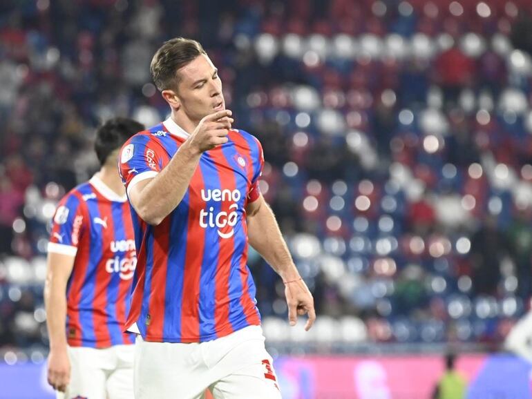 El argentino Diego Churín, futbolista de Cerro Porteño, festeja un gol en el partido frente a Nacional por la octava fecha del torneo Clausura 2024 del fútbol paraguayo en el estadio La Nueva Olla, en Asunción.