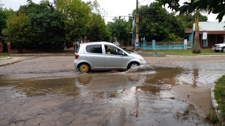 Lo poco que llovió ya fue suficiente para que se formen los charcos.