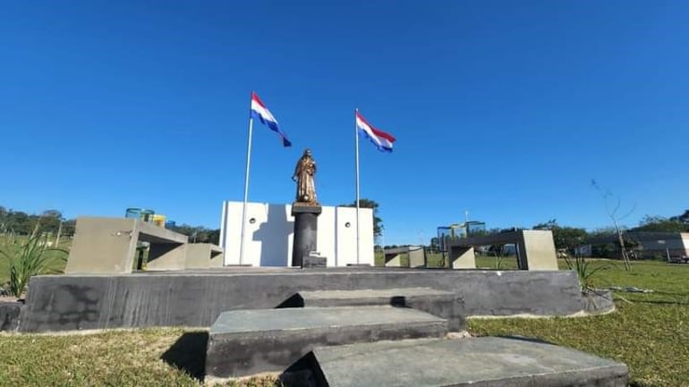 El monumento en memoria de las mujeres paraguayas está instalado en la compañía Potrero Arce de Acahay.