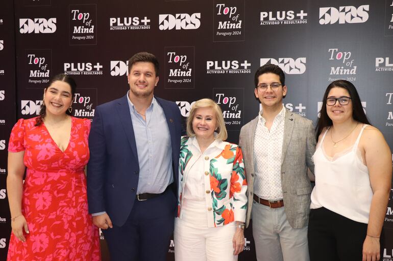 Guadalupe González, Jorge Ubaldi, Dra. Teresa Servín, Juan Sebastián Figueredo y Gisela Morales.