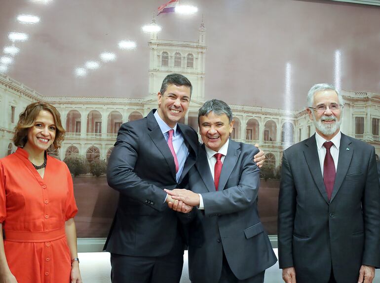 El presidente Santiago Peña y el ministro Desarrollo y Asistencia Social de Brasil, Wellington Dias en el centro de la foto.