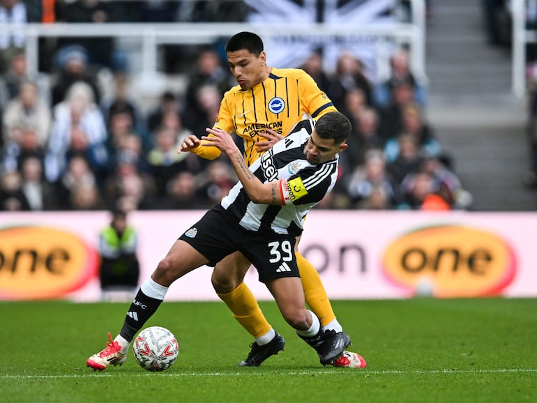 Brighton's Paraguayan midfielder #25 Diego Gomez (L) fights for the ball with Newcastle United's Brazilian midfielder #39 Bruno Guimaraes during the English FA Cup fifth round football match between Newcastle United and Brighton and Hove Albion at St. James' Park in Newcastle-upon-Tyne, north east England on March 2, 2025. (Photo by ANDY BUCHANAN / AFP) / RESTRICTED TO EDITORIAL USE. No use with unauthorized audio, video, data, fixture lists, club/league logos or 'live' services. Online in-match use limited to 120 images. An additional 40 images may be used in extra time. No video emulation. Social media in-match use limited to 120 images. An additional 40 images may be used in extra time. No use in betting publications, games or single club/league/player publications. / 