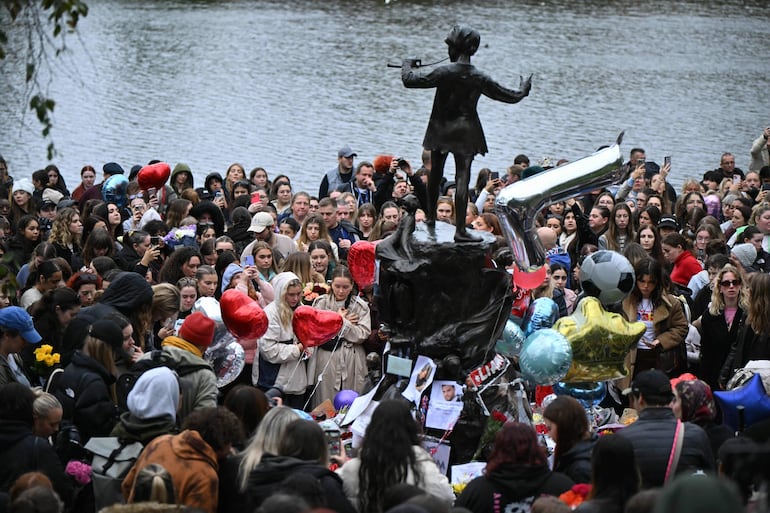 Fans de One Direction se reunieron en el Hyde Park de Londres para rendir un homenaje a Liam Payne, fallecido el miércoles a los 31 años.