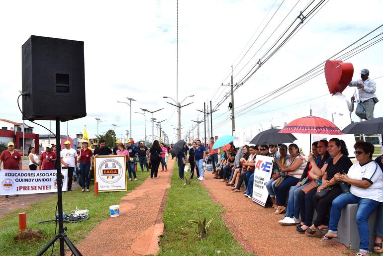 Los docentes se concentraron a la entrada de Carapeguá y luego realizaron el cierre de la ruta PY01.