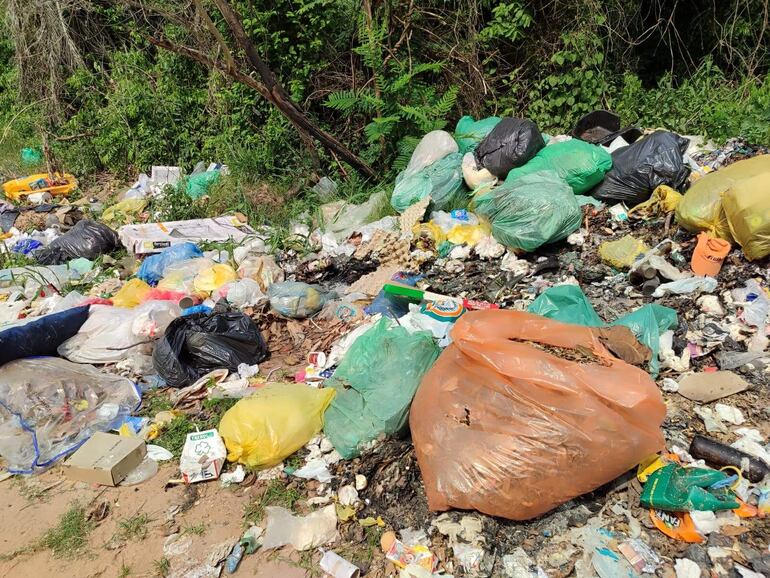 Todo tipo de desechos son arrojados a los costados de caminos vecinales de los barrios periféricos de la turística San Bernardino.