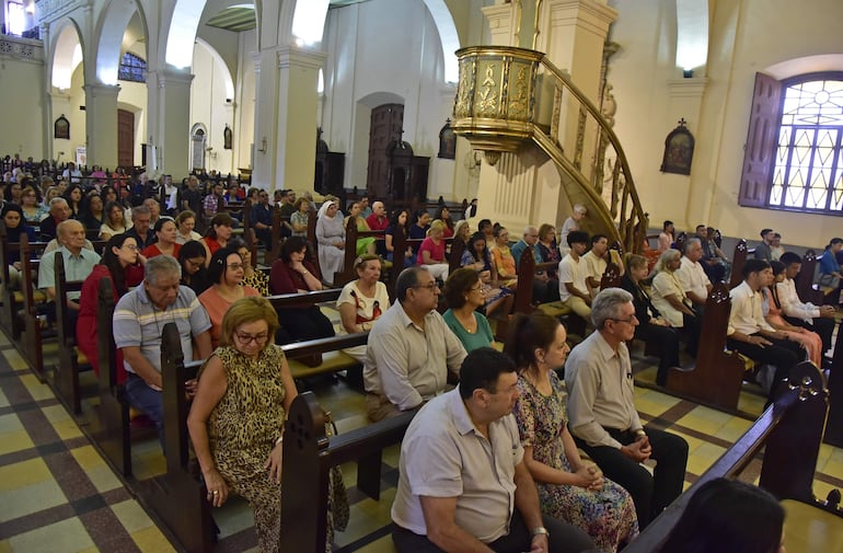 La Catedral Metropolitana se llenó de fieles para escuchar la palabra de Dios. 