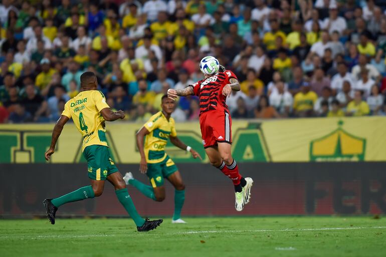 El brasileño Pedro (d), jugador del Flamengo, pelea por el balón entre dos defensores del Cuiabá en el partido por la jornada 18 de la Serie A de Brasil en el estadio Arena Pantanal, en Cuiabá.