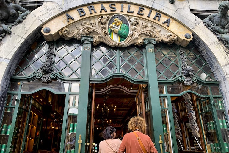 A Brasileira, la mítica cafetería portuguesa conocida por ser lugar de encuentro de artistas en el siglo XX como Fernando Pessoa, se ha convertido en parada obligatoria para los turistas que visitan Lisboa hasta el punto de que ha perdido su esencia original, que ahora sus propietarios quieren recuperar con un concurso de pintura.