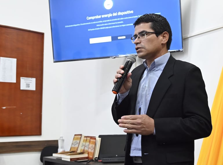 Joel Recalde, durante el lanzamiento de su libro.