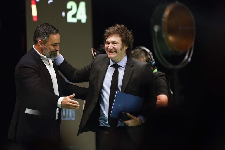 El líder de Vox, Santiago Abascal (i), junto a Javier Milei (d), presidente de Argentina, tras su intervención en la convención política de Vox "Europa Viva 24" que se celebra este domingo en el Palacio de Vistalegre, en Madrid.