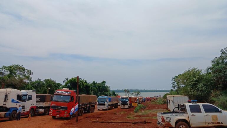 El paso en la balsa permanece bloqueado por camioneros.