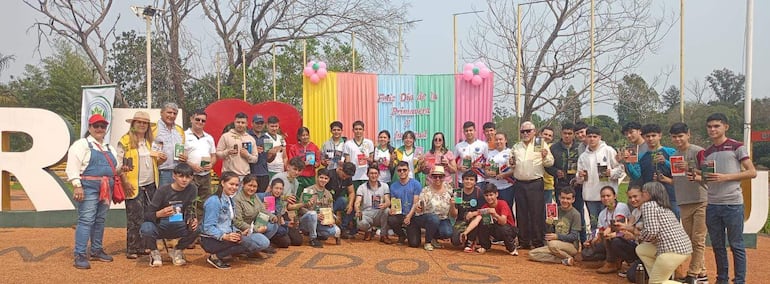 Los organizadores de este emprendimiento entregaron plantines y libros a los jóvenes de Choré por su día, realizado en el Parque Costero de esta ciudad