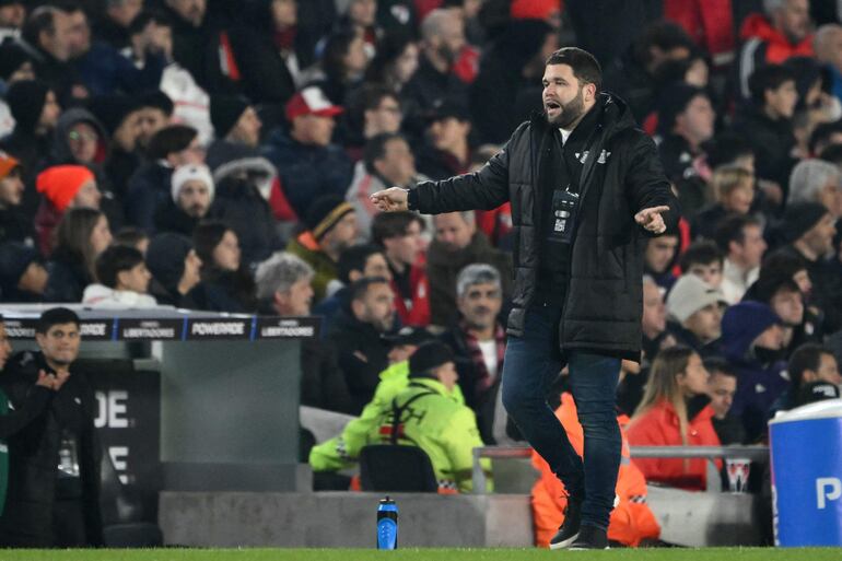 Ariel Sebastián Galeano Arce (27 años), joven director técnico del Gumarelo, durante el partido ante River Plate, en el estadio Monumental.