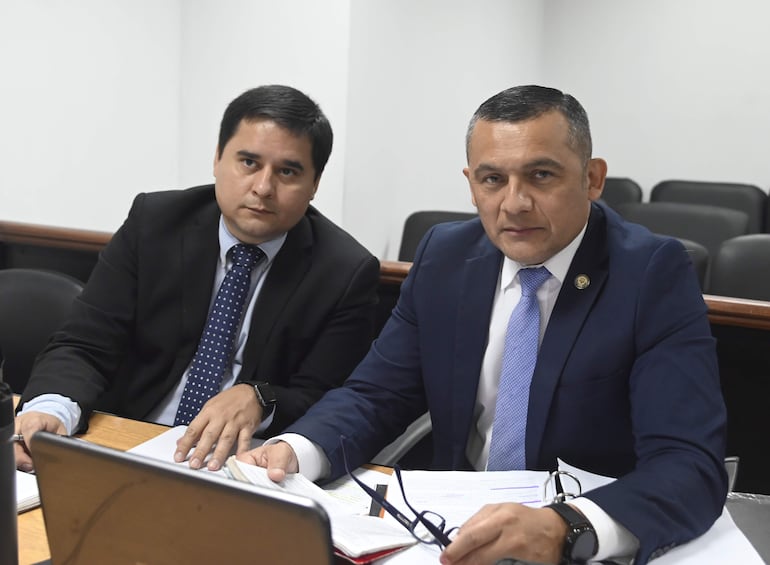 Fiscal Leonardi Guerrero (der.) y su asistente, durante la audiencia preliminar al ex gobernador de Central Hugo Javier González.