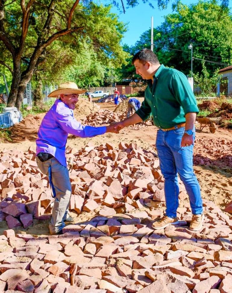 El intendente de San Antonio, Santiago Aguilera (PLRA), saluda a un constructor de empedrado. (foto de la página del facebook del jefe comunal).