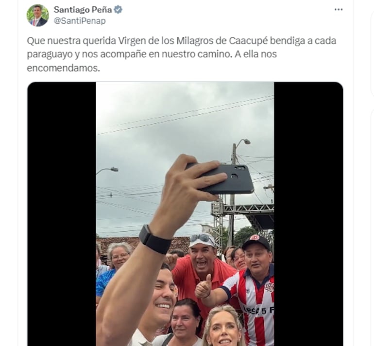 El presidente Santiago Peña adelantó su paso por la Basílica de Caacupé debido a que el 8 estará en Francia. A través de sus redes, compartió un video en que se lo ve sonriendo y tomándose fotos con los feligreses.