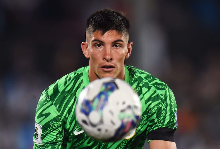 TOPSHOT - Uruguay's goalkeeper Sergio Rochet eyes the ball during the 2026 FIFA World Cup South American qualifiers football match between Uruguay and Paraguay at the Centenario stadium in Montevideo, on September 6, 2024. (Photo by DANTE FERNANDEZ / AFP)