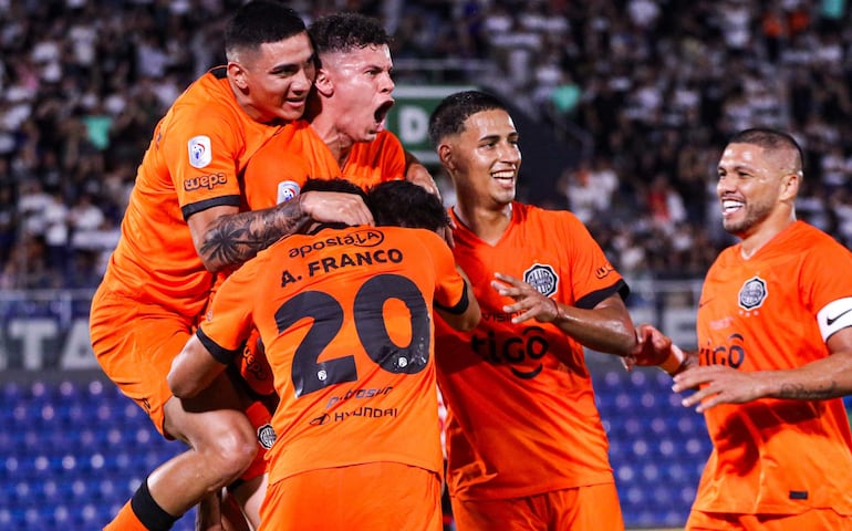 Rodney Redes, el autor del gol, aparece en el centro como el “jamón del sandwich” en la efusiva celebración franjeada en Sajonia.