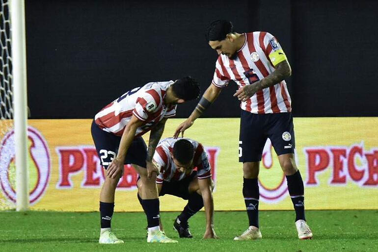 Gustavo Gómez (d), Fabián Balbuena (c) y Mathías Villasanti, jugadores de la selección paraguaya,  durante el final de un partido contra Perú por las Eliminatorias Sudamericanas para la Copa Mundial 2026 en el estadio Antonio Aranda Encina, en Ciudad del Este, Paraguay.