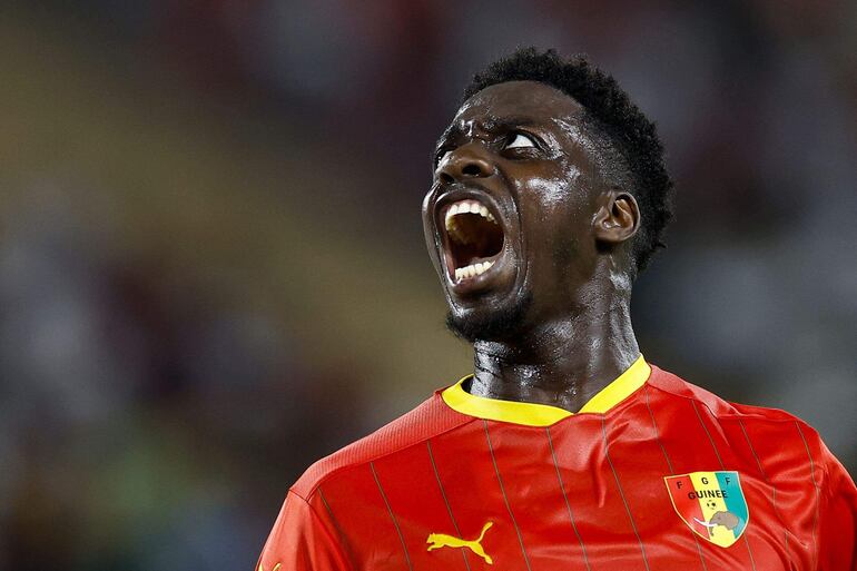 El centrocampista de Guinea #11 Mohamed Bayo reacciona durante el partido de fútbol del grupo C de la Copa Africana de Naciones (CAN) 2024 entre Guinea y Gambia en el Stade Charles Konan Banny en Yamoussoukro el 19 de enero de 2024. (Foto de KENZO TRIBOUILLARD / AFP)