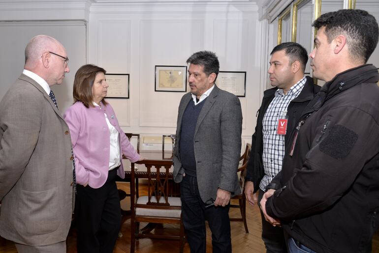 La ministra de Seguridad de Argentina, Patricia Bullrich, junto al comisario Nimio Cardozo (centro) y otras autoridades.