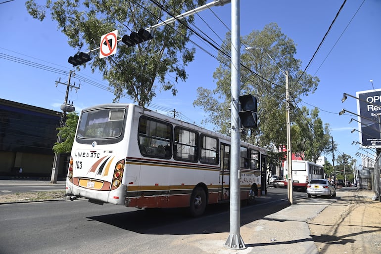 Semáforo apagado sobre la avenida San Martín. 