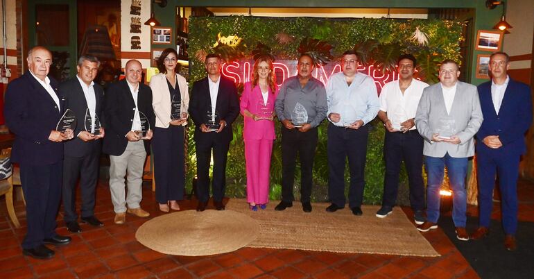 Entrega de reconocimientos. Aparecen Luis María Zubizarreta, Hernando Lesme, Stella Guillén, Cinthia Tellechea, Blas Zapag y Javier Gómez  junto a los directivos Jerónimo Nasser y Carlos Canessa.