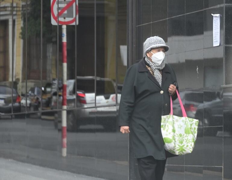 Abrigo y gorro para combatir el frío en Asunción.