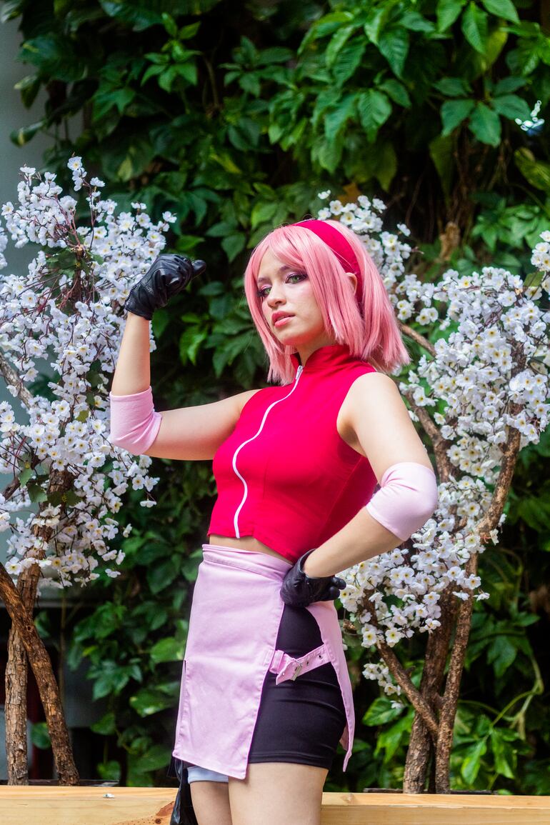 Una cosplayer interpreta al personaje de Sakura Haruno del animé Naruto.