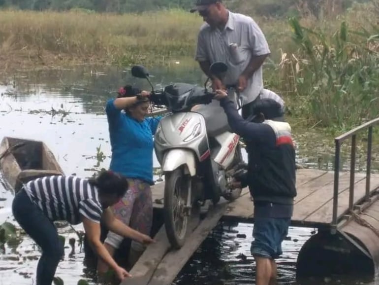 La precariedad y el peligro es la constante en este cruce.