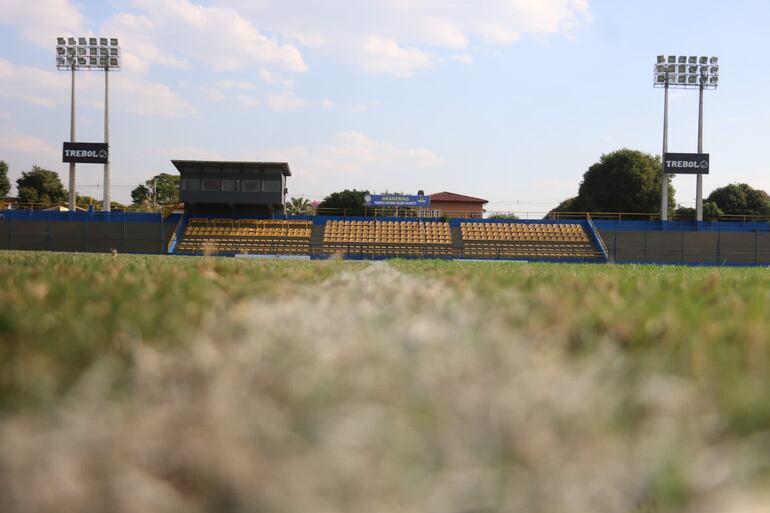 El estadio Martín Torres, del barrio Santísima Trinidad albergará el encuentro entre Sportivo Trinidense y Nacional, que completará esta noche la disputa de la vigésima ronda del  torneo Clausura.