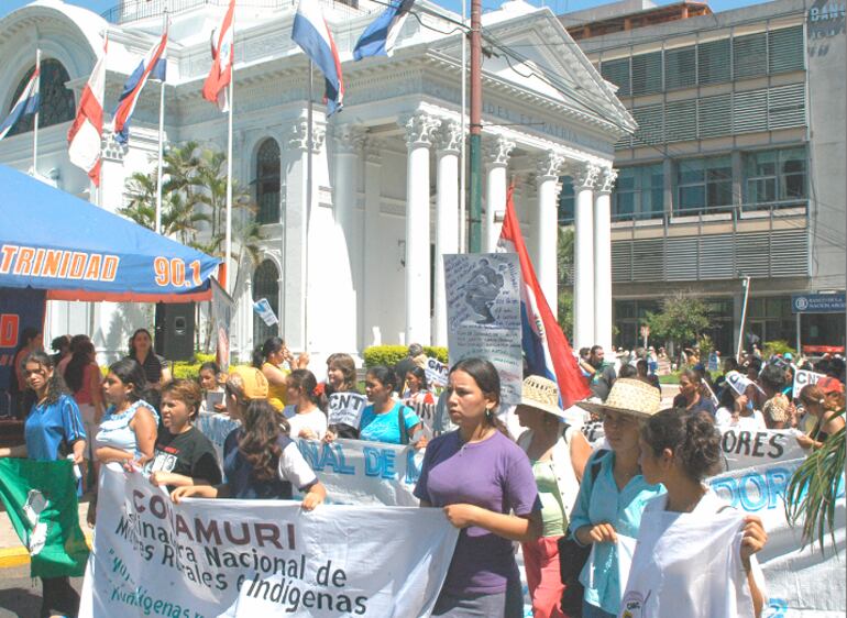 Marcha de mujeres frente al Panteón Nacional de los Héroes en el año 2006. (Archivo).