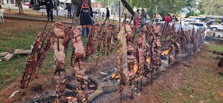 Ayer se realizó el tradicional almuerzo comunitario con asado a la estaca.